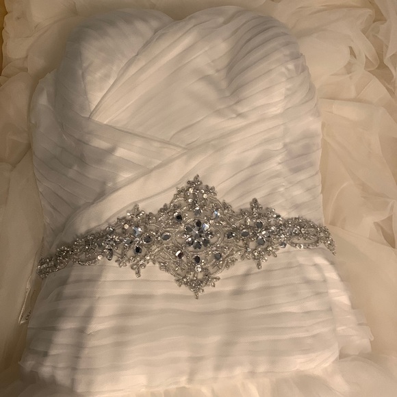 Oleg Cassini wedding dress. No alterations. Beautiful detail on the bodice - Picture 1 of 2